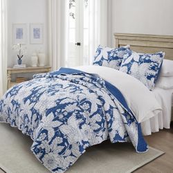 🛏️ Queen Reversible Quilt Set – Brand New – $20 🛏️ 📍 Pickup Location: s. Durango & 215 near IKEA  Beautiful blue & white reversible quilt set – fre