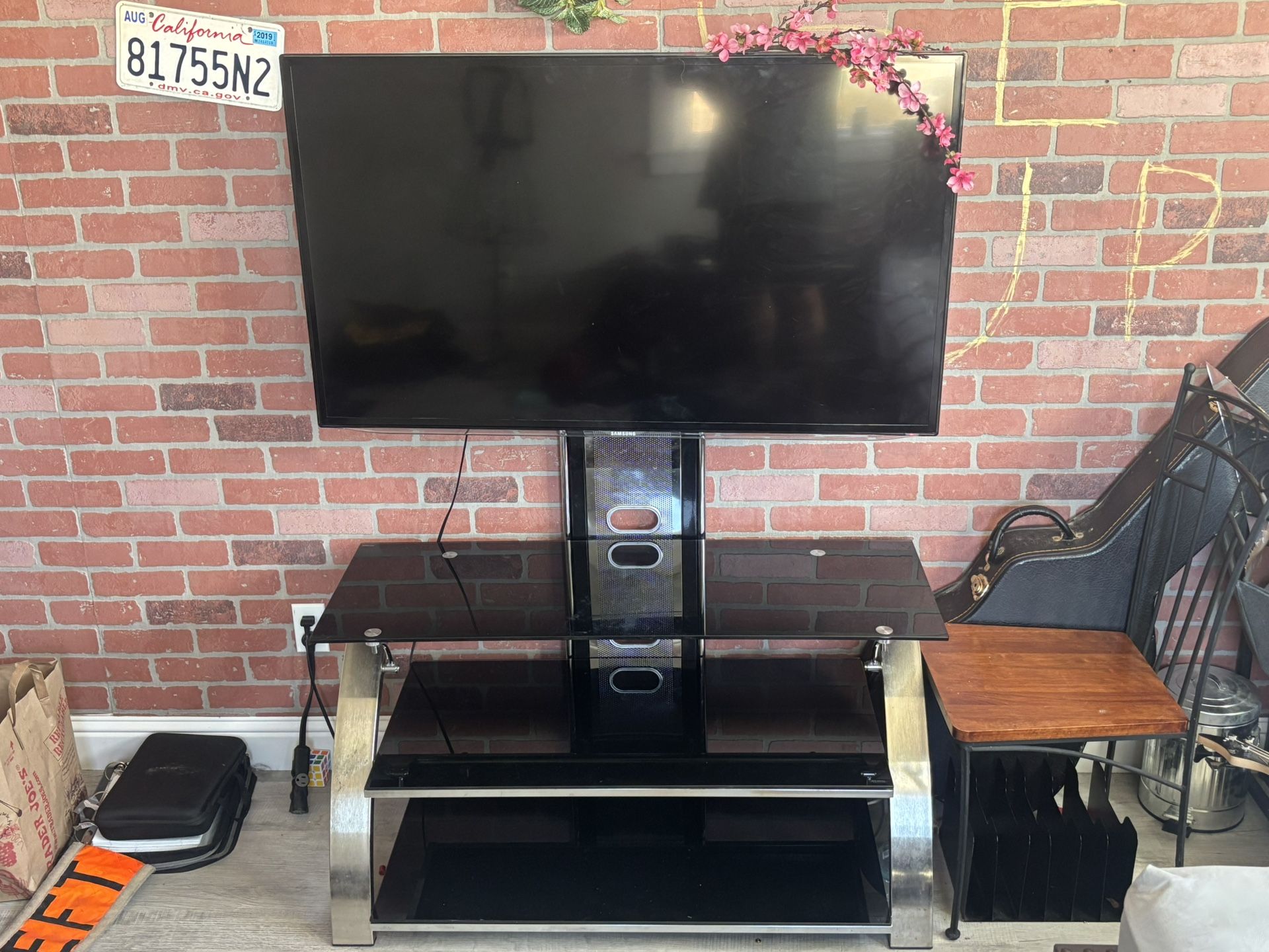 Samsung 45in Tv with Tv Stand 3 Platform