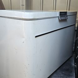 (FREE)Vintage Amana Deepfreeze Home Freezer - Mid-Century Modern (MCM)