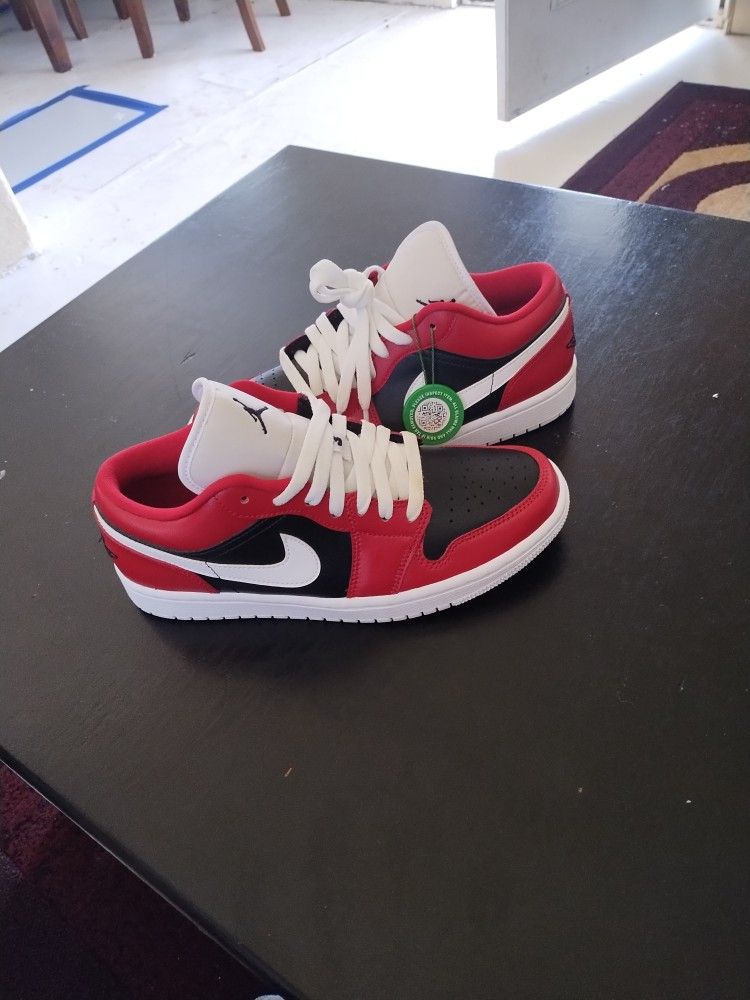 Air Jordans Red,Blk, White Size 8.5 Youth