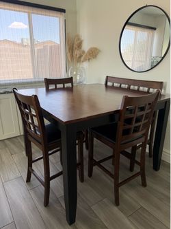 Dinning room table with chairs