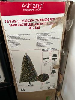Christmas tree, wreath, hanger. (Pre-lit)