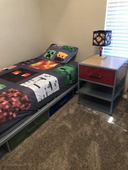 Twin reversible Minecraft comforter and lamp