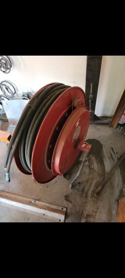 Retractable hydraulic hose
