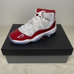 5.5Y AIR JORDAN 11 RETRO Varsity Red