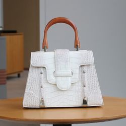 2025 Fashion Elegant Wo 's Crocodile-Embossed Handbag with Adjustable Shoulder Strap, Wooden Handle & Snap Closure - Spacious White Handbag for Casual