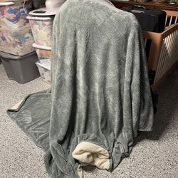 Queen Sized Heavy Soft Blanket. 