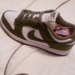 NIKE DUNKS SIZE 7 WOMENS ARMY/OLIVE GREEN