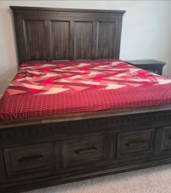 4 set king Bedroom set in completely new condition