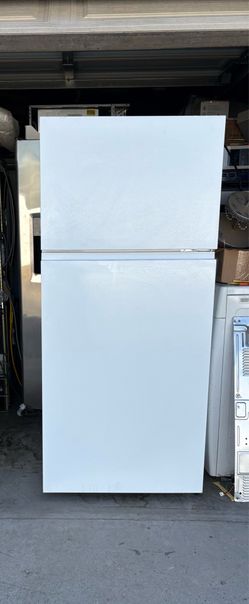 30” HISENSE TOP FREEZER APARTMENT SIZE REFRIGERATOR MODEL 2021 “WORKS GREAT”