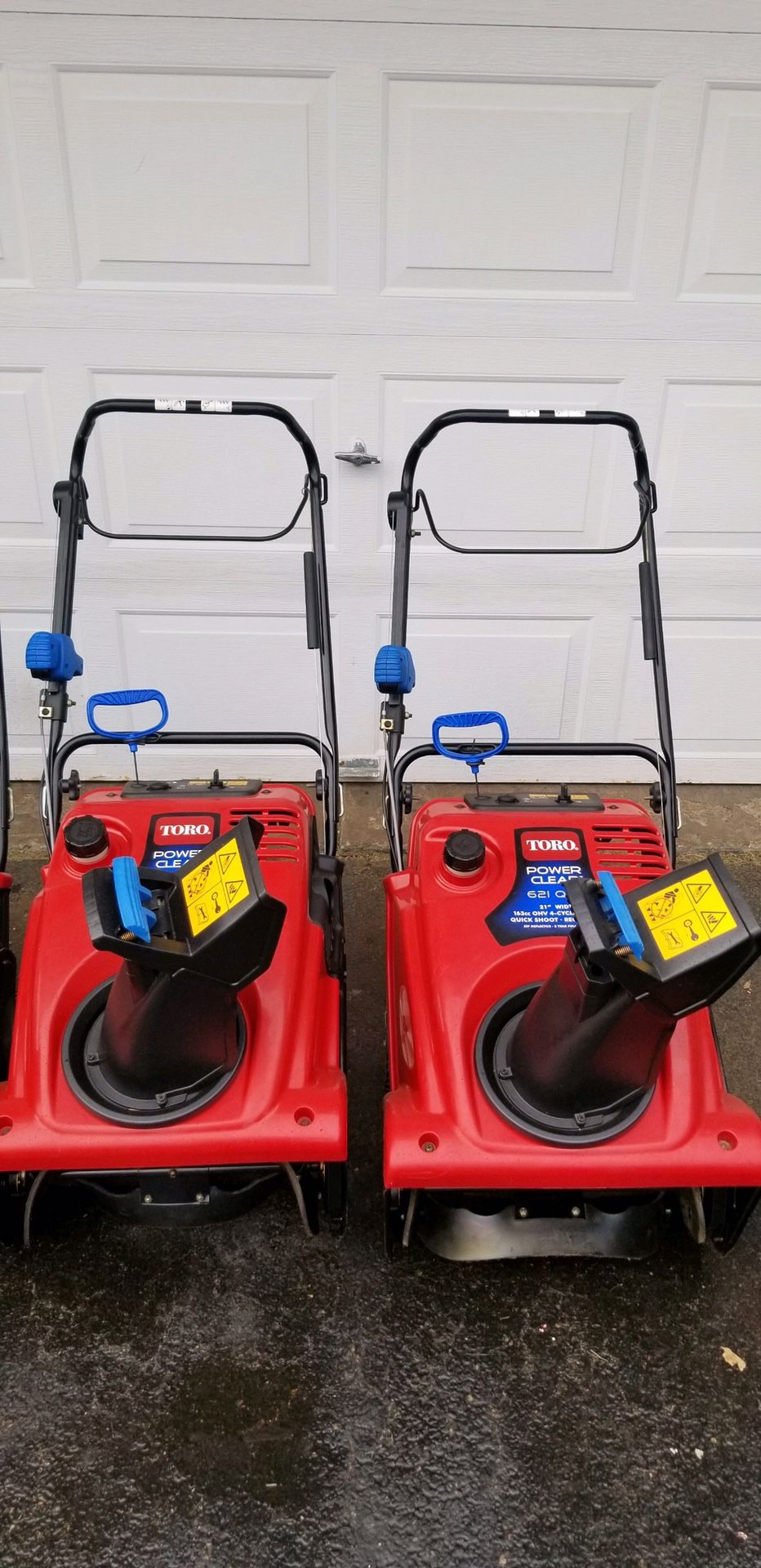 Toro power clear 621QZE Snowblowers with Electric start option. 4