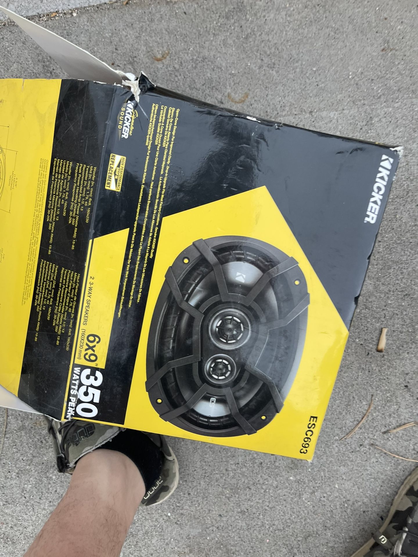 Kicker 2-3 Way Speakers, 350 W Peak Used , One Box Only 40$ For It LMK I Can Delver In Town Or Meet Up 