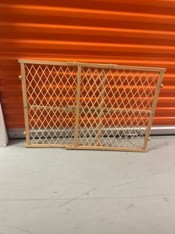 Baby gate/ yeah pet gate