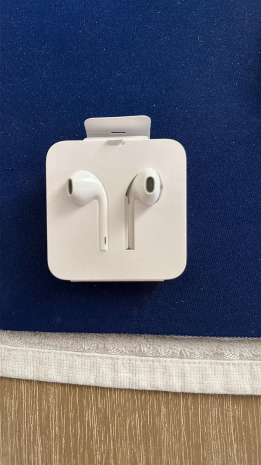 Earbuds New. Apple Brand