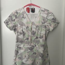 JAANUU Scrubs Scrub Top Size Women's S Camo Flowers Short Sleeve Medical