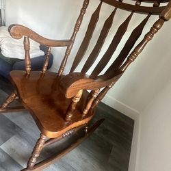 WOODEN ROCKING CHAIR🚙🚙delivery available