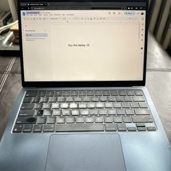💻 MacBook Air M2 (2022) – 13.6" Retina | Apple M2 Chip | 8GB RAM | 256GB SSD