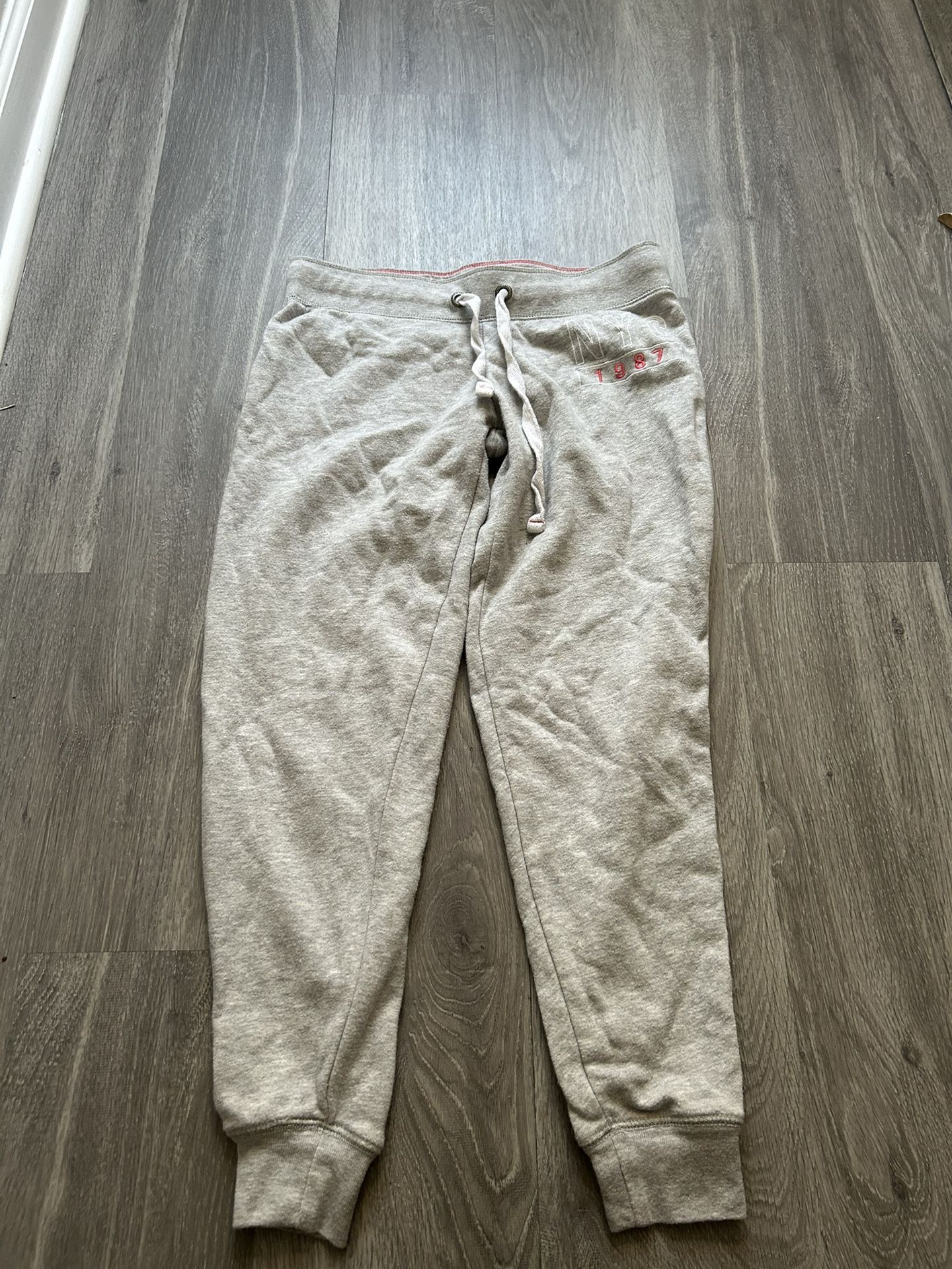 Grey sweatpants with pink accents