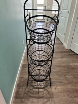 Vegetable/fruit basket for pantry