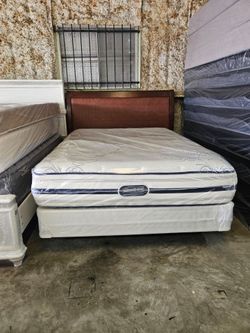 Cama queen con colchones $170