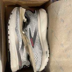 Brooks Woman Running Shoes. 