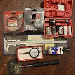 Martillo de goma, dial indicador, vernier (caliper), 2 hole saw y kit Milwaukee todo por $100 (partes nuevas y usadas) 