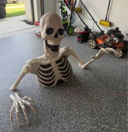 💀 35” HALLOWEEN GROUND BREAKING SKELETON - BRAND NEW & READY FOR HALLOWEEN! 🎃