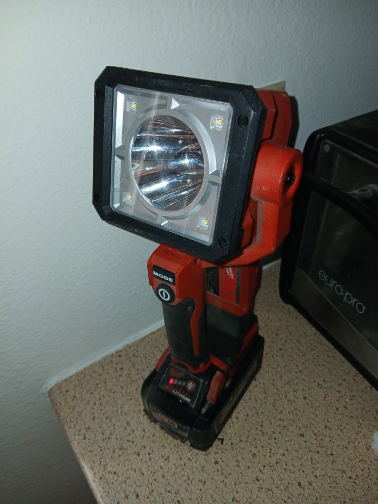 Milwaukee M18 Spot Light W/high OutputRL X06.0 batrery