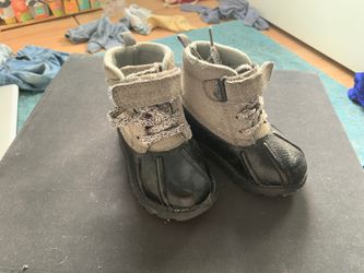 Carter’s snow boots size 5