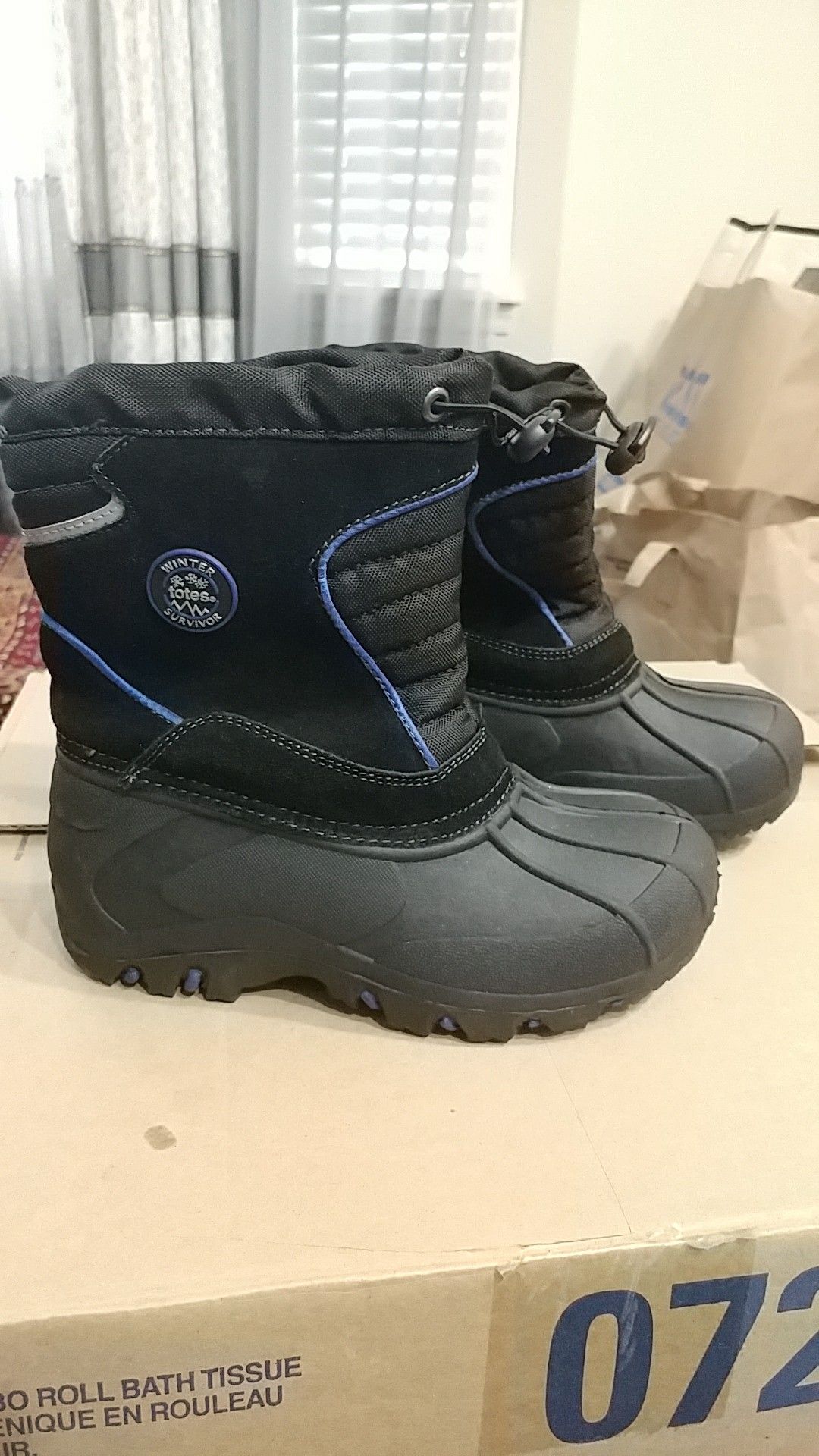 Totes brand kids snow boots