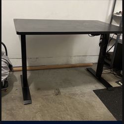 Adjustable standing desk