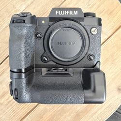 FujiFilm X-H2 + XF 35mm 1.4 lens + battery grip