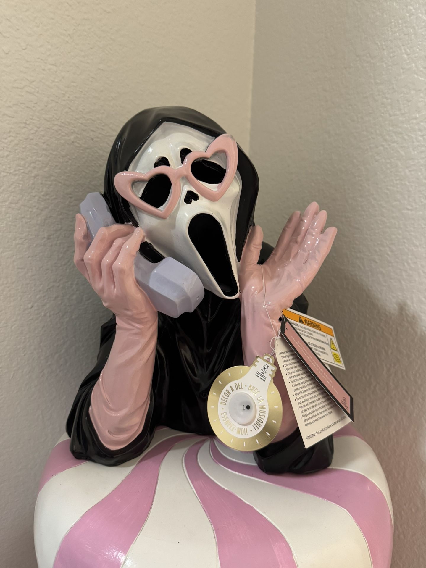 VIRAL GHOSTFACE LED STATUE