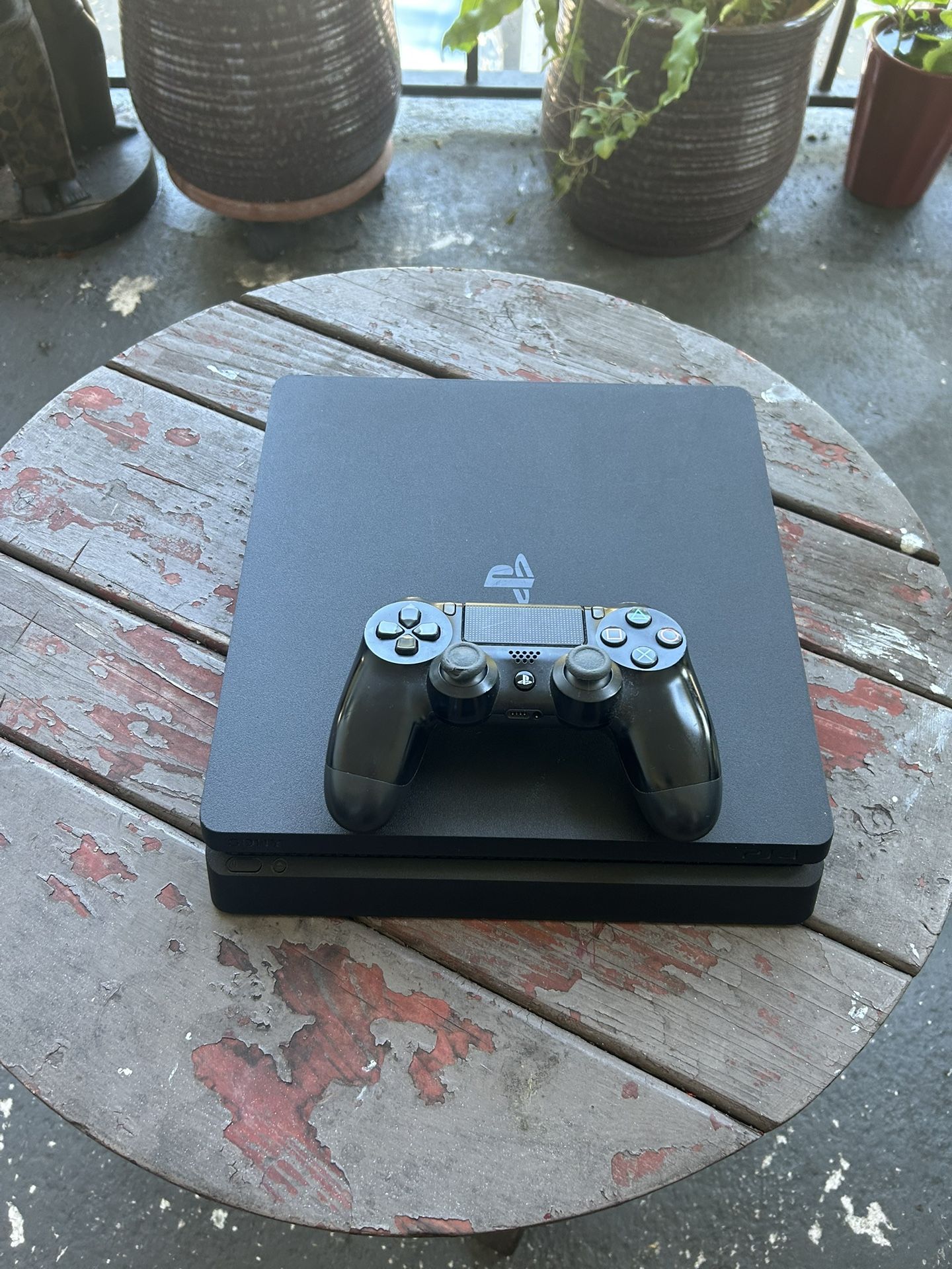 Sony PS4 Slim 1TB. Read Description