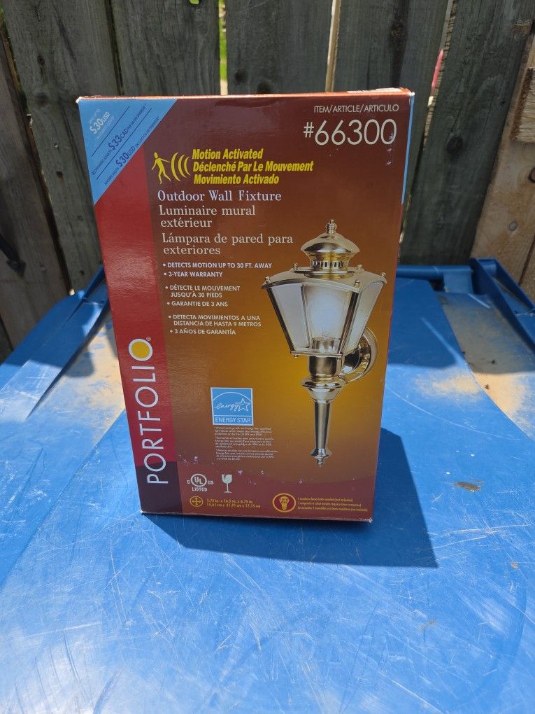 Outdoor motion light Brand new never used it