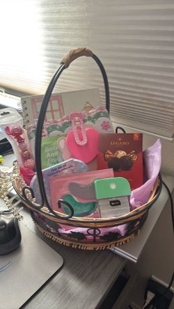 $30 dollers cute basket with mother day items & bead pen