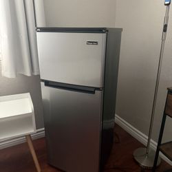 Mini Fridge with Freezer – Clean & Works Great