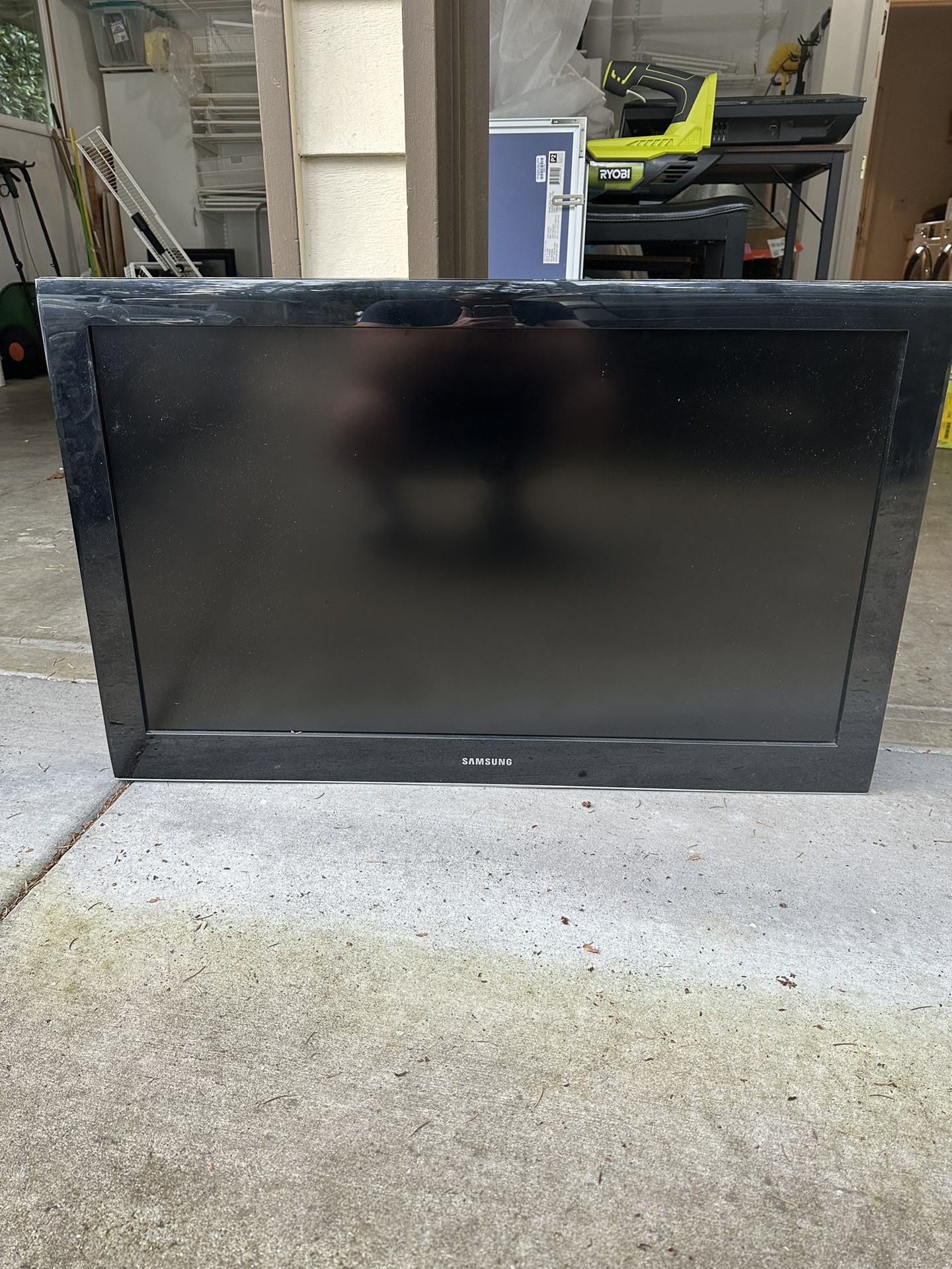 Samsung 40” LCD TV