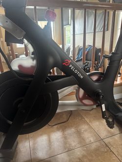 Barely used peloton - like new.