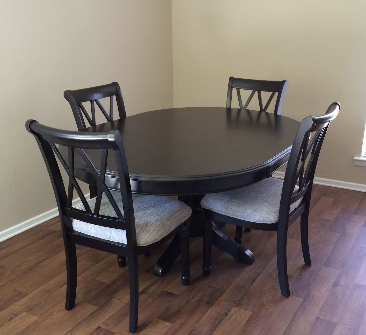 Extendable Dining table w/ 4 chairs (READ DESCRIPTION FOR DETAILS)