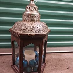 Decorative Lantern for Sale 🕯️
Beautiful metal and glass decorative lantern in great condition.
Perfect for home décor, patio, entryway, or special e