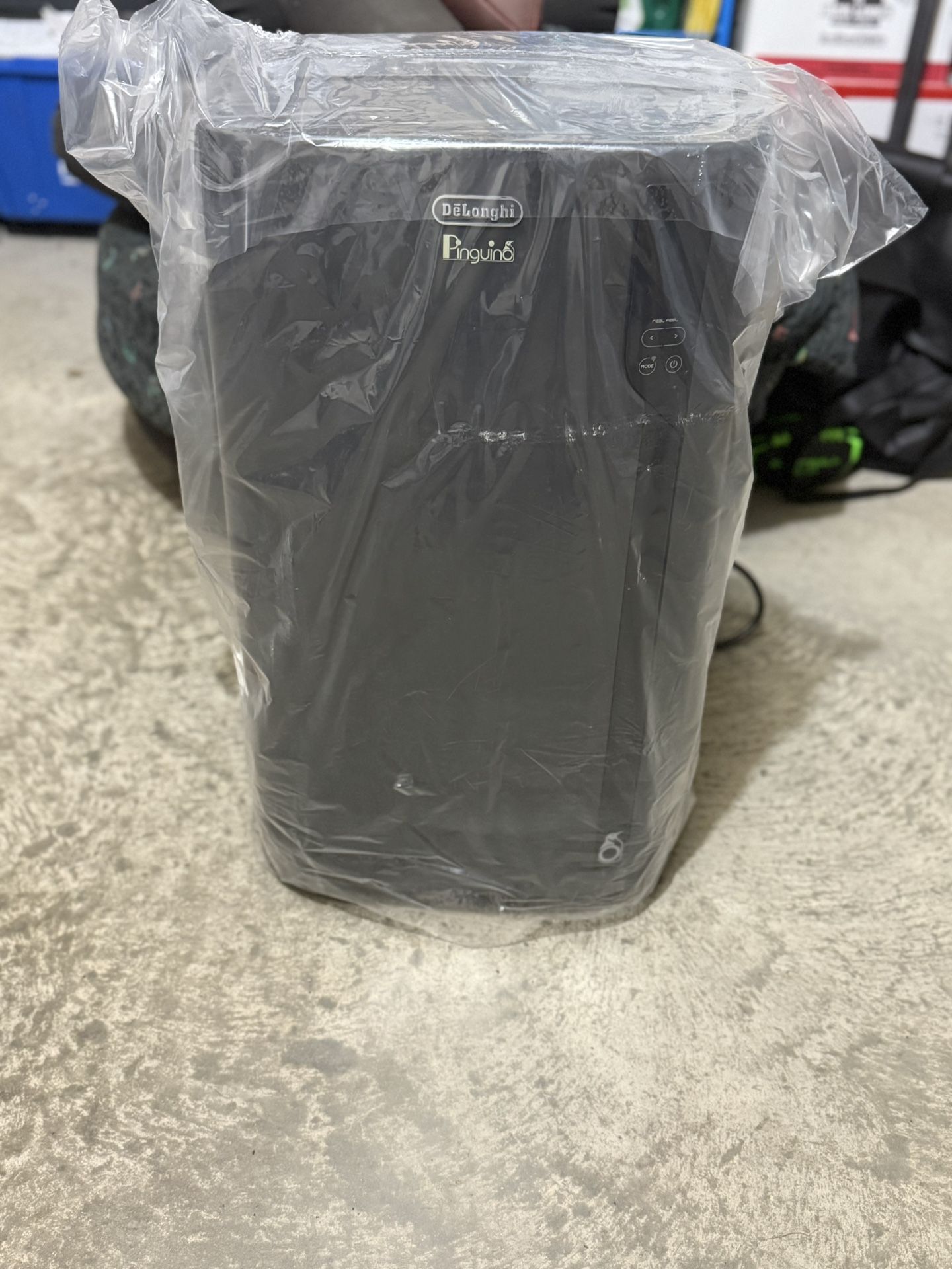 De'Longhi - 14,000 BTU Portable Air Conditioner - Black - BRAND NEW