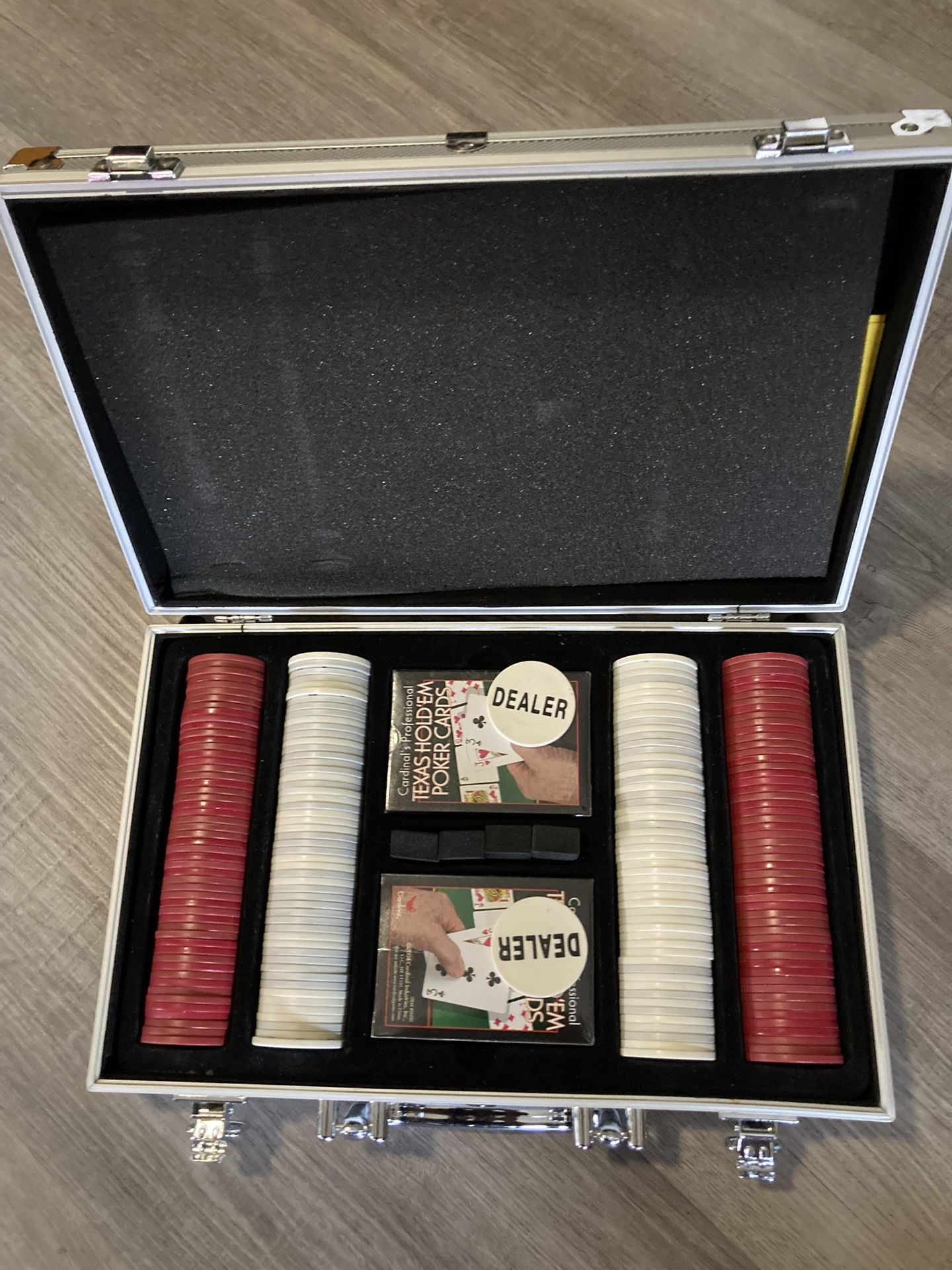 Poker chips with case