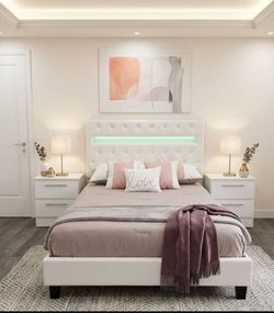 QUEEN SIZE BED AND TWO NIGHTSTANDS ( MATTRESS NOT INCLUDED) 🆕️