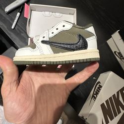 Travis Scott “medium Olive “ 5c 