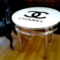 White Round Elegant & Classy Table 