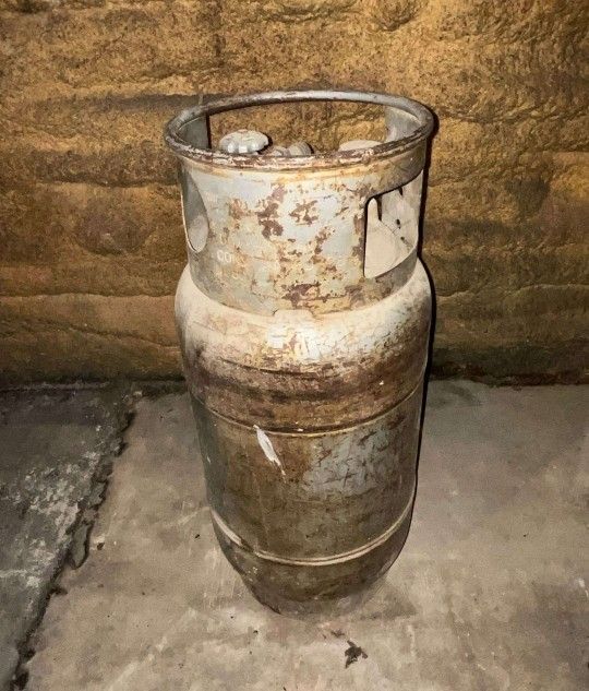 8-gallon, 33-pound propane tank