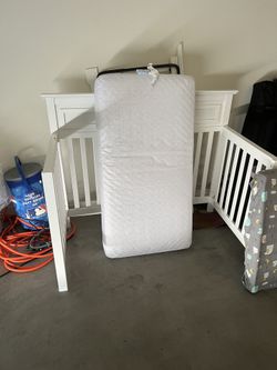 White Crib And Changing Pad