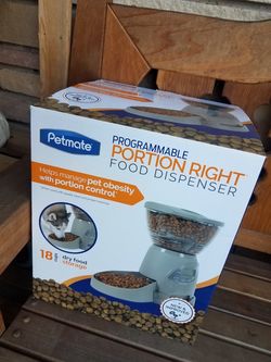 Portion control Pet feeder good to use on vacation