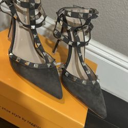 Beautiful Gray Heels Size 6 Retail Value $94.99 + Tax 